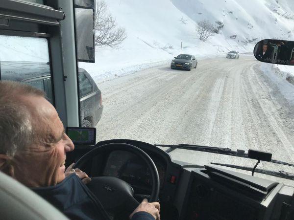 Ervaren chauffeurs rijden de Winterliner wekelijks naar meer dan 100 dorpen in de Alpen.